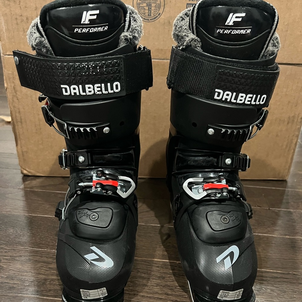 Dalbello Chakra 95 Women's Ski Boots, Size 6, Size 23.5, Brand New